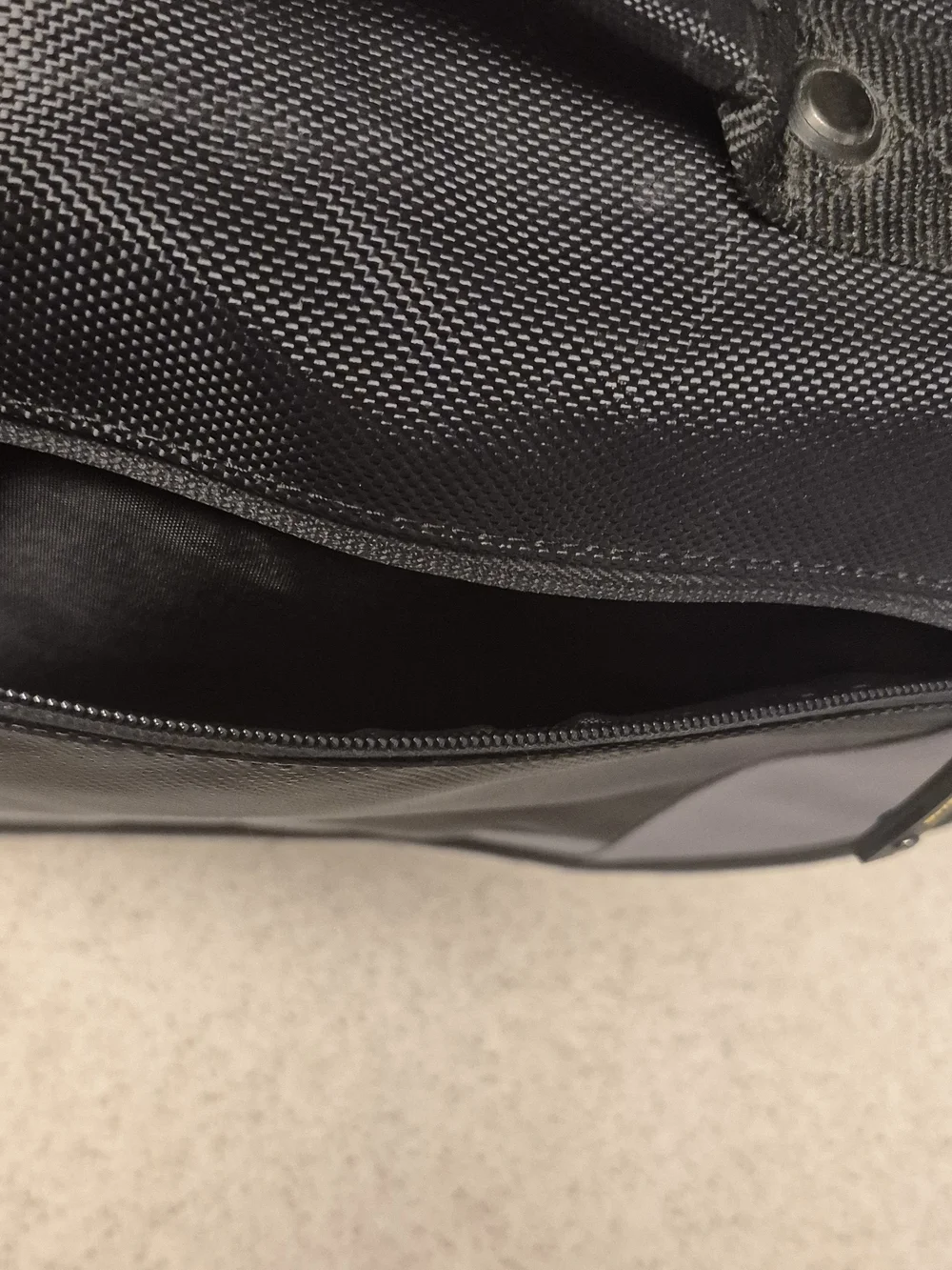 Targus Men’s Black & Gray Messenger Bag NWOT